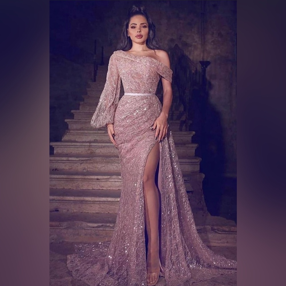 One of a kind dress. Worn for a few hours . Greta condition like new